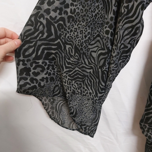 Torrid blouse tunic grey animal print chiffon off shoulder top smocked chest 3X - Picture 8 of 14